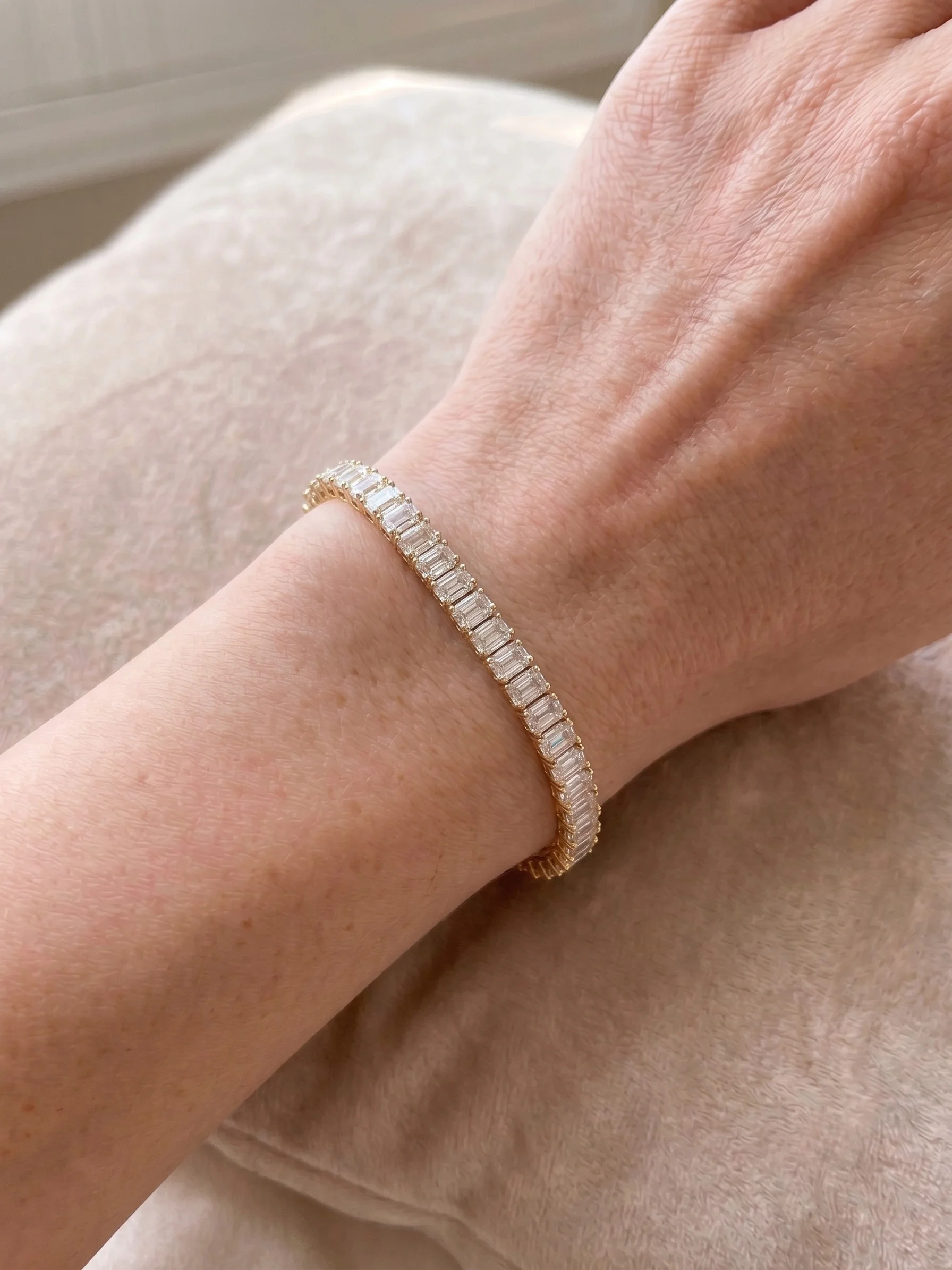 Bracelets hover